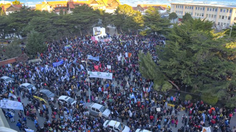 Manifestaciones en Chubut tras la crisis por conflicto docente 1920 1