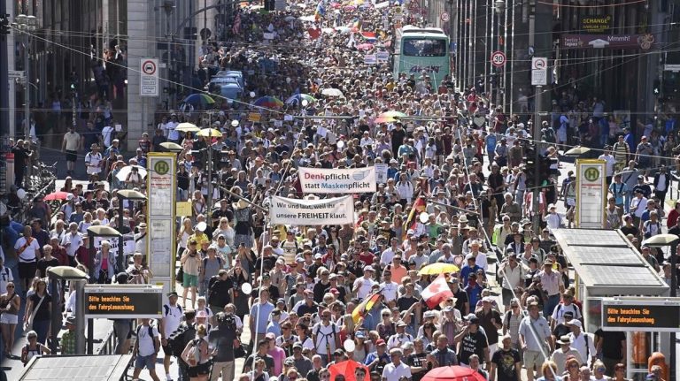 manifestacion 15000 personas berlin para protesta contra las restricciones impuestas para frenar pandemia coronavirus 1596289650094