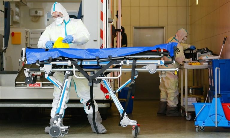 miembros los servicios rescate muestran forma desinfectar una ambulancia para evitar propagacion del coronavirus este jueves ciudad alemana colonia 1584636152569