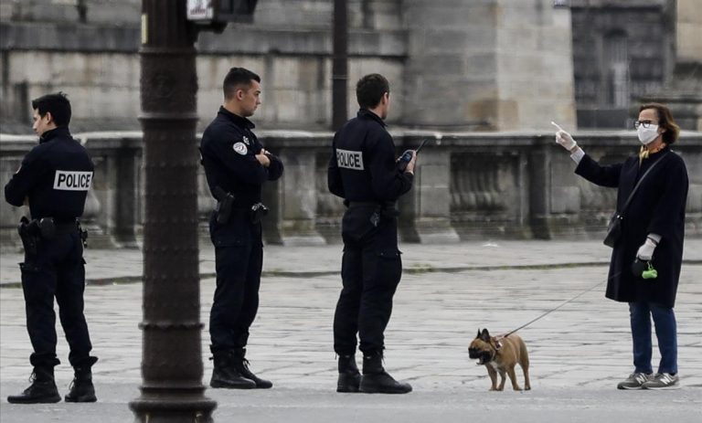 unos gendarmes dirigen una mujer que pasea perro protegida con una mascara parisina plaza concordia 1584640838333