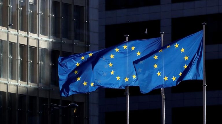 banderas union europea ondean frente edificio comision europea bruselas 1589462784468