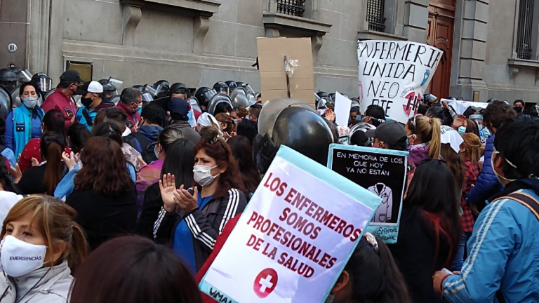 enfermeros y enfermeras manifestaron frente la legislatura bonaerense y hubo represion parte la policia la ciudad 1 1