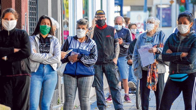 a la espera un grupo rosarinos espero ayer su turno ingresar un local pago impuestos utilizando el barbijo tal cual lo dispuso el decreto del gobernador