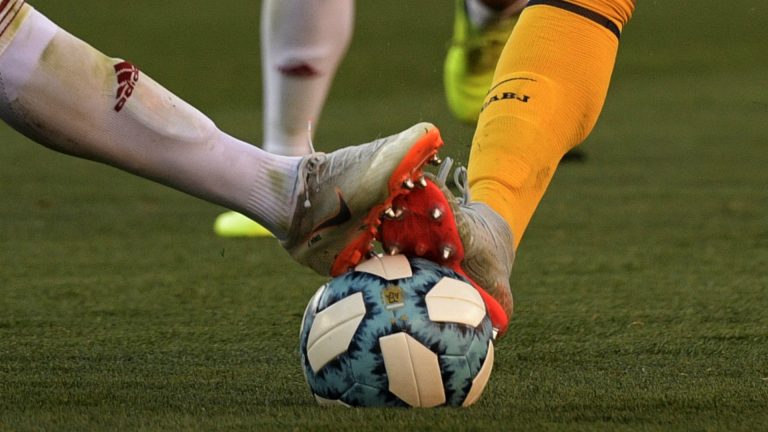 pies piernas pelota futbol argentino river plate boca juniors superliga 01092019 uzgg4r4sywg81nzemt6emni07 1