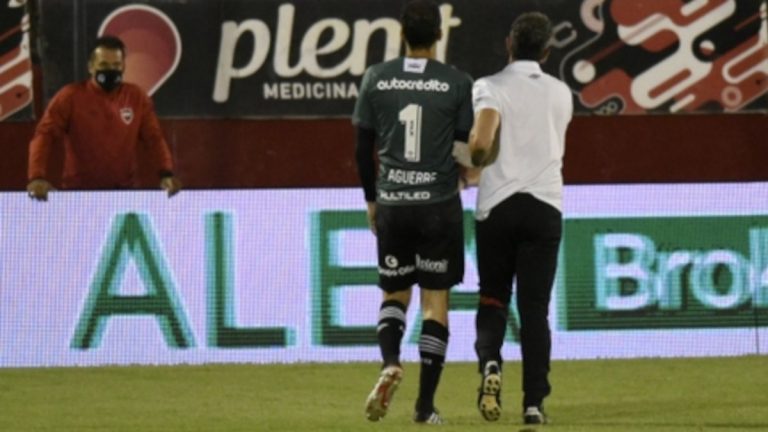 afuera alan aguerre se retira mientras le sostienen el codo derecho chocar tevez
