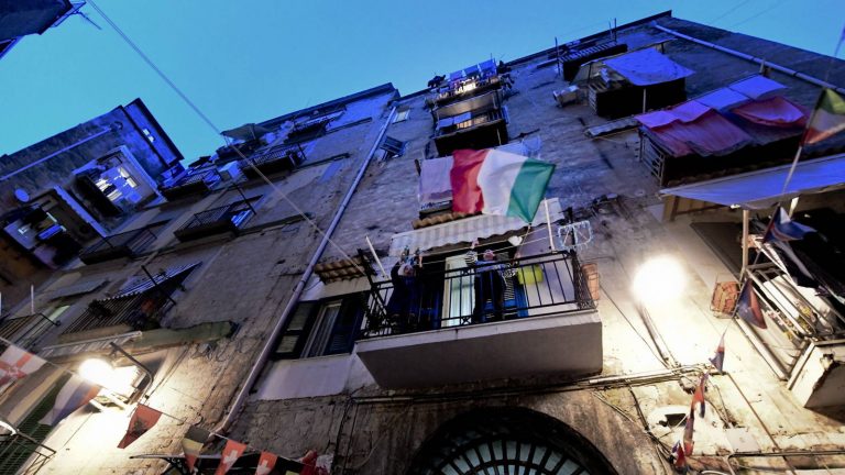 serenatas contra el coronavirus italia sale a cantar a los balcones para conjurar el miedo