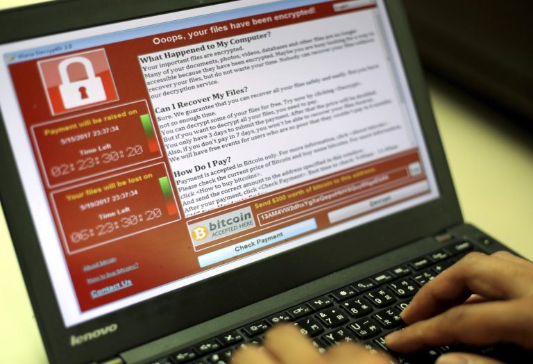 una pantalla ordenador muestra rescate por ataque wannacry 1511951242308