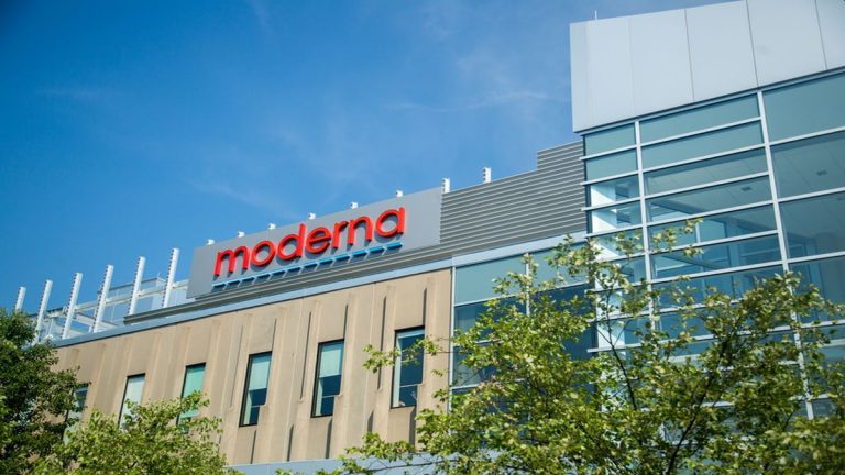 moderna ya empezo la fase 3 del ensayo su vacunaexperimental y ha logrado duplicar la financiacion gubernamentaldel farmaco 955 millones dolares