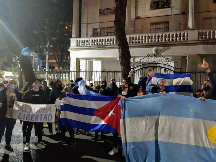 ciudadanos cubanos protestan frente