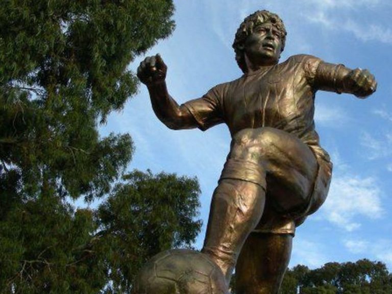 estatua maradonajpg