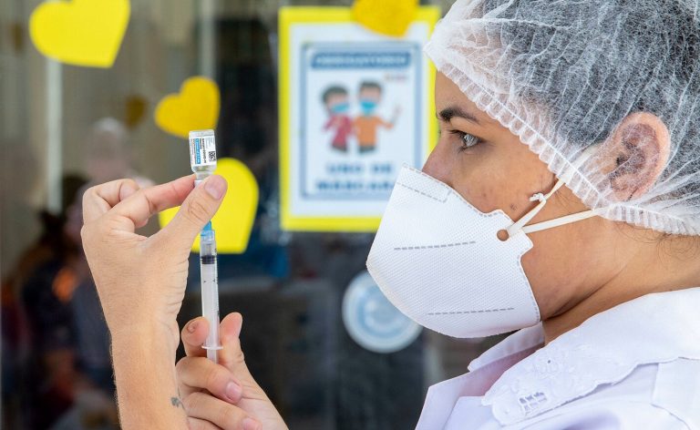 trabajador salud vacuna contra covid 19