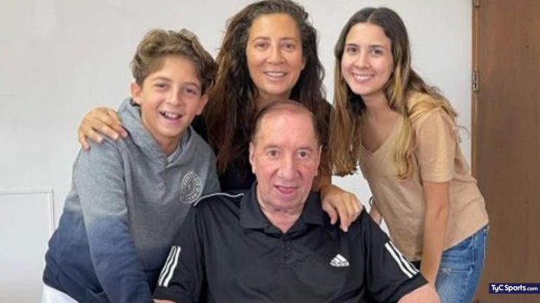 carlos bilardo 2022 junto a su familia 1440x810 wmk