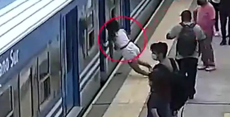 se cayo en la via del tren