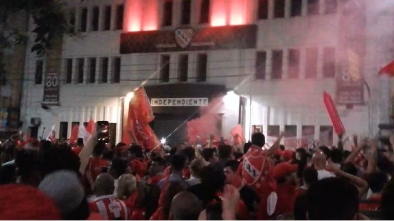 incidentes en la sede de independiente cientos de hinchas se pelearon con la policia 1390928