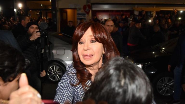 cristina fernandez kirchner llegando a su casa 20220829 1410279