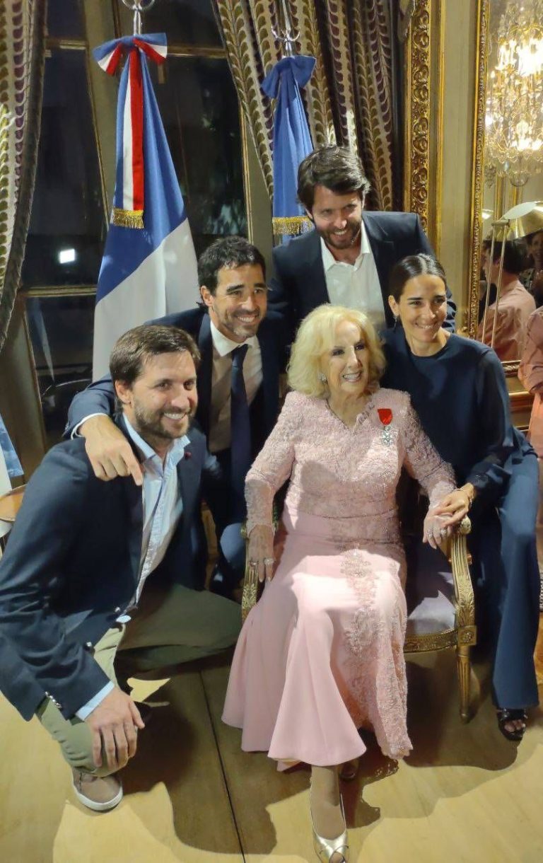 mirtha legrand recibio una condecoracion especial en la embajada de francia 1459011