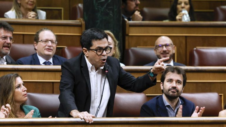 el secretario primero de la mesa del congreso gerardo pisarello c interviene en el pleno del congreso