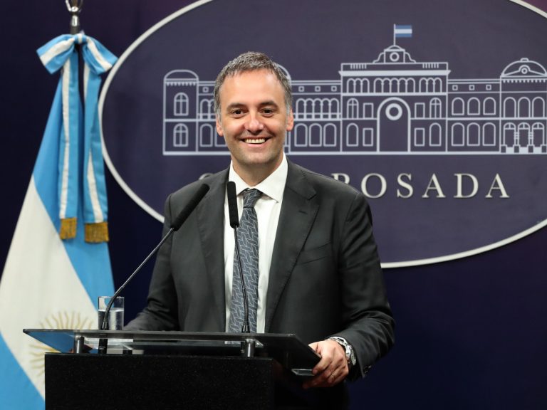 conferencia adorni 13.03.2024