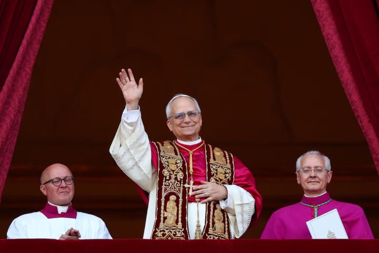 asi fue el saludo del nuevo papa leon xiv desde el balcon del vaticano foto reutersguglielmo mangiap