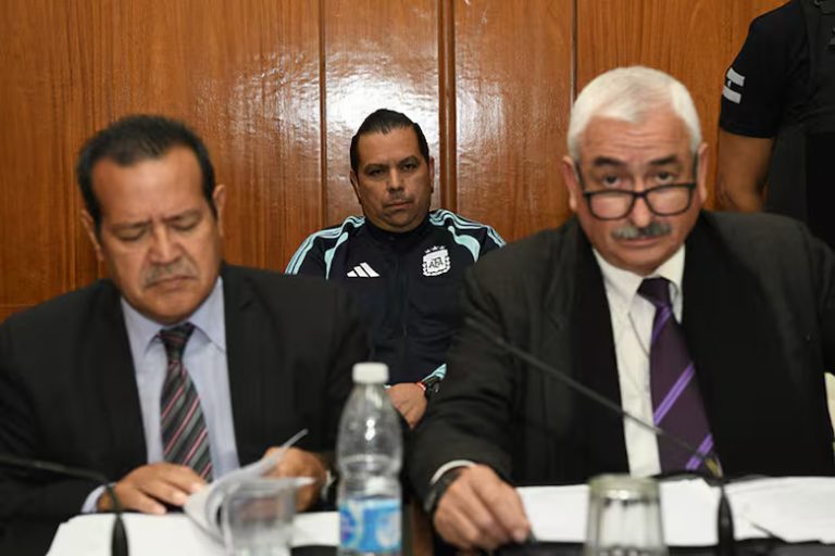 detras de sus abogados el ahora condenado luis o4ol2t7n3bfe5hoen6u6u2kdee