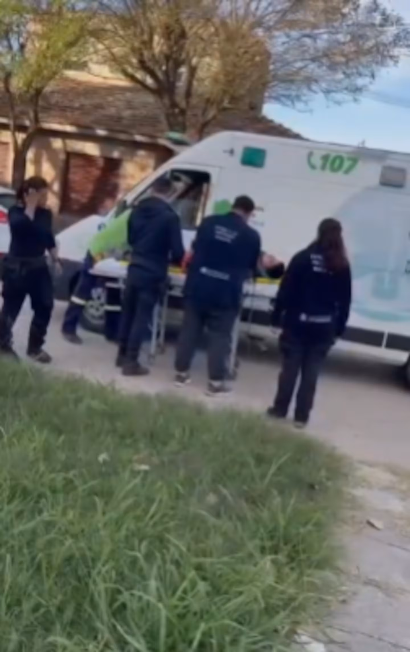Chascomús: adolescente fue atropellado, un vecino lo golpeó salvajemente y murió 2 una ambulancia fue a asistir a las victimas del a5cuqghul6out7u.jpg