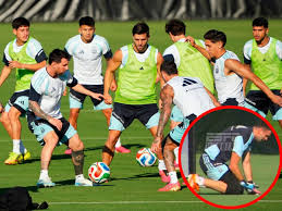 El Dibu volvió a entrenar con guantes y encendió la ilusión en la Selección 2 descarga 8 1