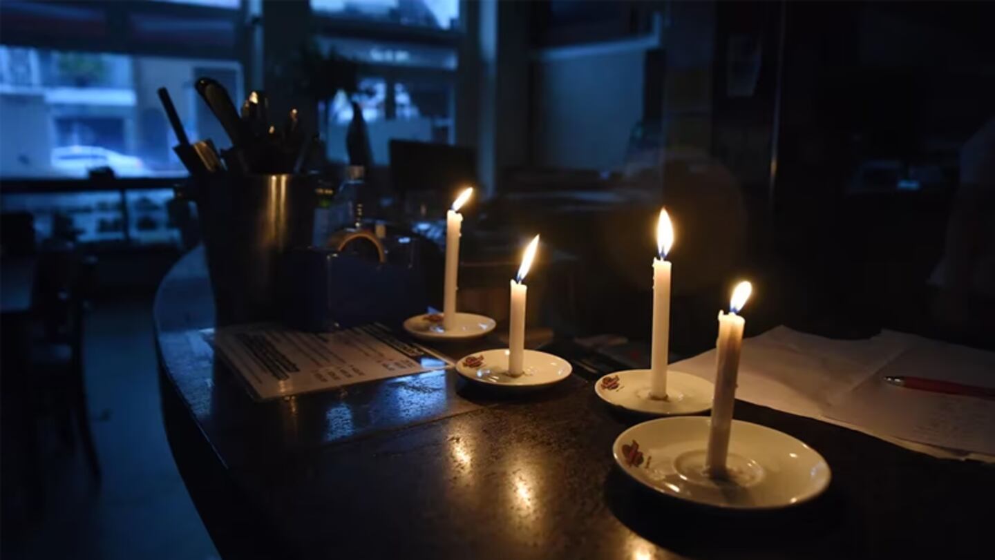 Más de 32 mil usuarios de Edesur sin luz en el AMBA: Avellaneda, Lanús y Florencio Varela, las más afectadas 1 mas de 32000 usuarios estuvieron sin luz durante cinco horas en avellaneda