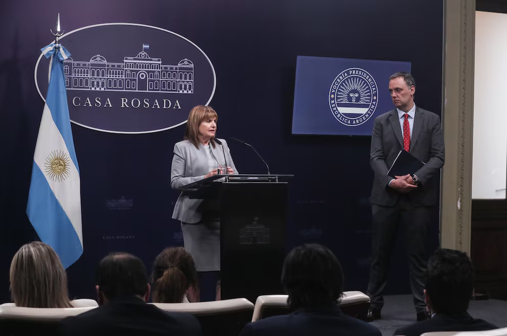 Tras las críticas, Bullrich y Adorni se ven las caras en la mesa política del Gobierno 3 w2m3ckhwanaw7aeurovmlno3qa