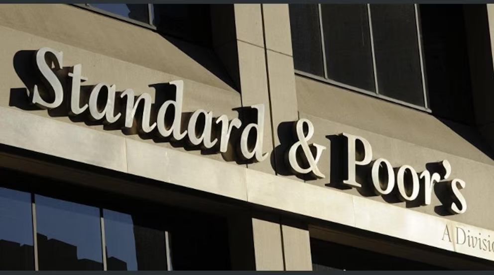 Otra mejora en la calificación de la deuda argentina: S&P subió la nota a B- 1