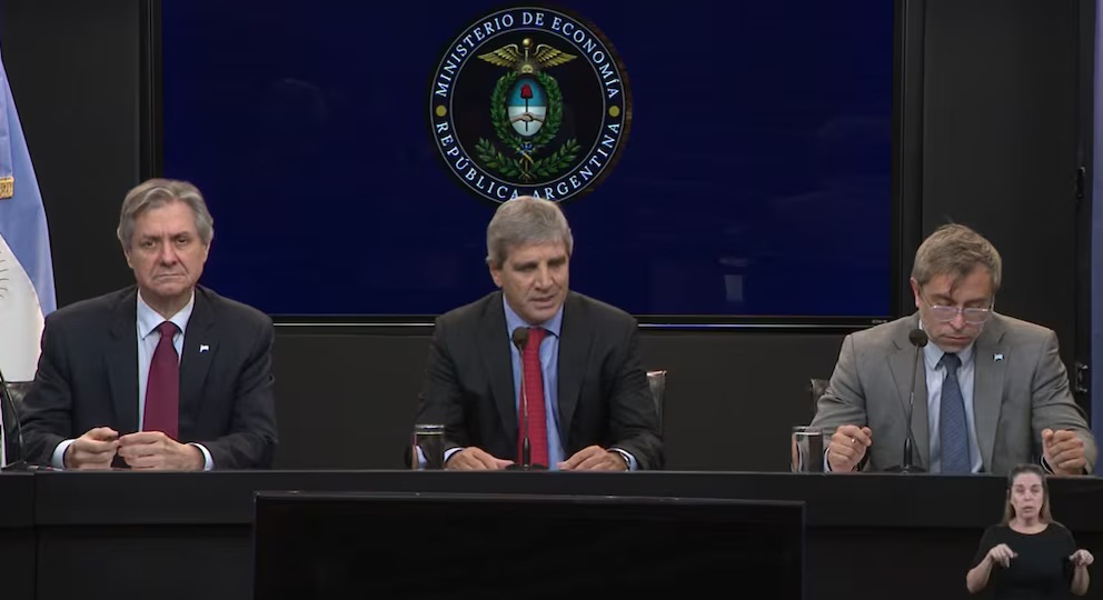 Caputo presentó el plan financiero hasta 2027: "Salir a los mercados es una opción, no un objetivo" 2