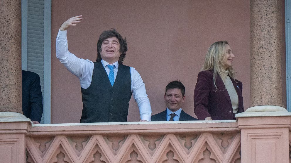 Milei habló de la bandera de Malvinas que mostró la Selección: “Las vamos a recuperar en el plano diplomático” 1 jl5bwazjvvf27fkk5bk47rwewq
