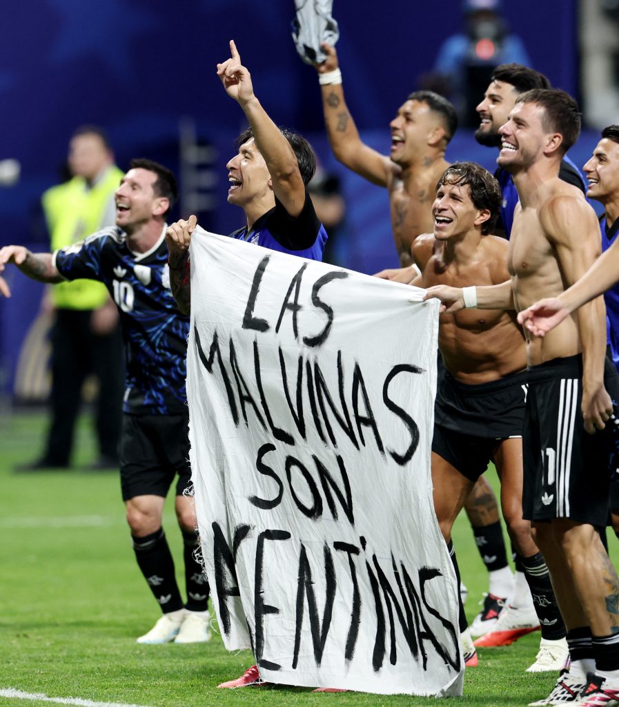 puede que el mundial no sea nuestro pero las islas malvinas sin duda lo son la respuesta de inglaterra a la bandera de la seleccion 897x1024 1