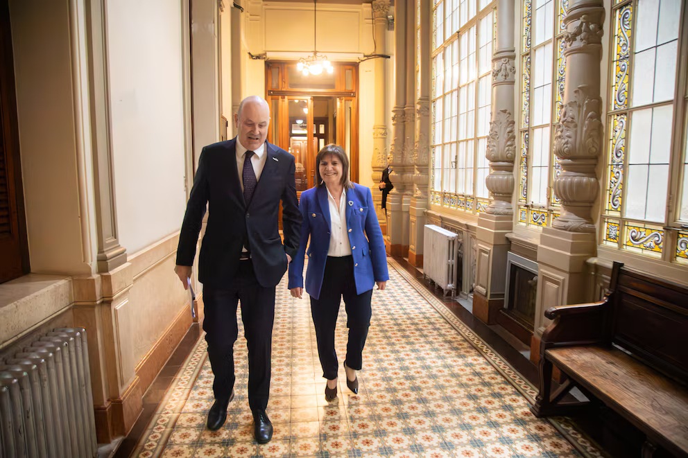 Gobierno busca destrabar el proyecto de Propiedad Privada con una reunión clave entre Bullrich y Sturzenegger 5