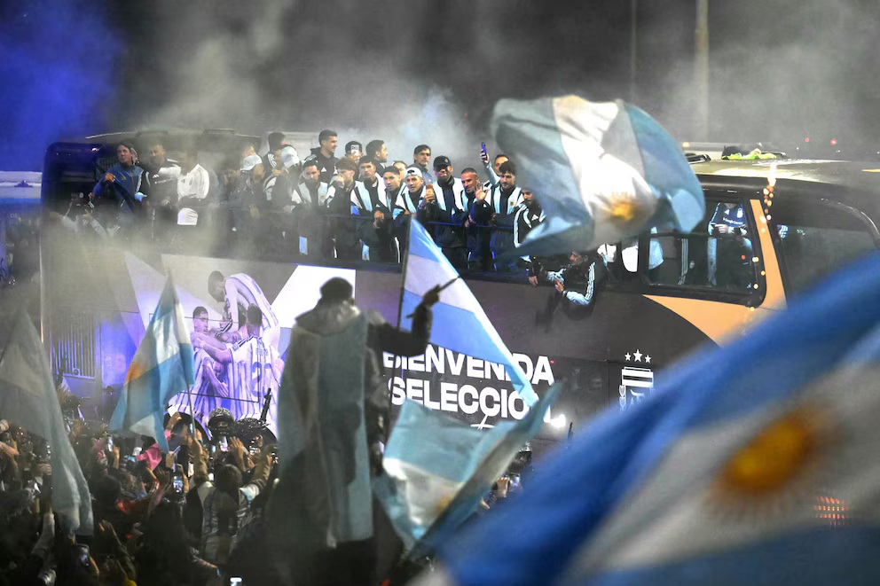 La selección argentina regresó al país tras el subcampeonato mundial: una multitud recibió al plantel en Ezeiza 1