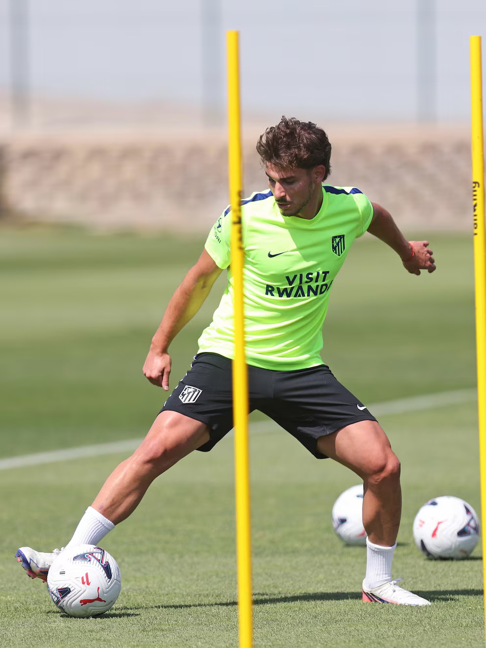 Incertidumbre por el futuro de Julián Álvarez: llegó al entrenamiento del Atlético acompañado por uno de sus agentes 2 4crzsyzf55an5gigor5ilnfp2i