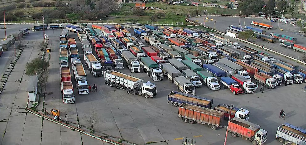 Preocupación en el puerto de Bahía Blanca: más de 400 camiones varados por un conflicto gremial 1 63sazt5cs5bm7mb555ahdyzad4