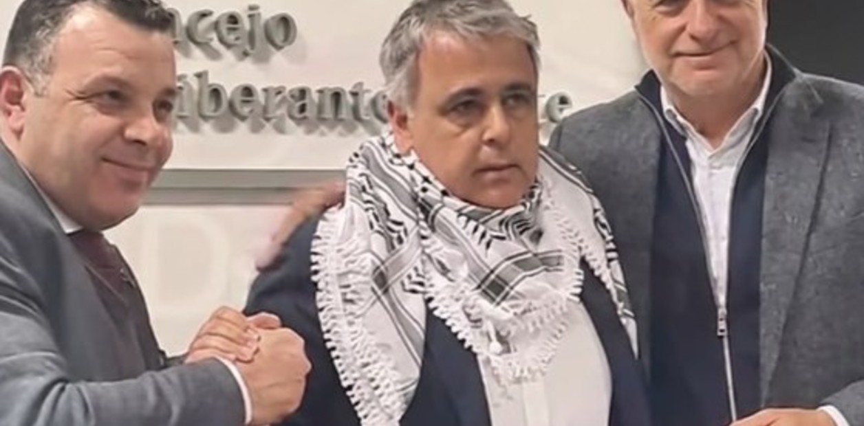 en Zárate: el peronismo armó un acto pro Palestina en el Concejo Deliberante, embanderó el recinto y generó repudios 1 el titular del pj de zarate leandro matilla con el panuelo palestino en el concejo deliberante que preside