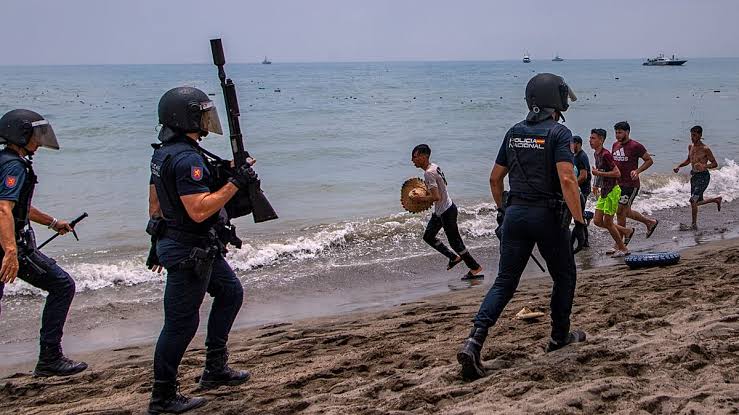 Marruecos frustró un intento de entrada de cientos de migrantes a Ceuta y detuvo a 294 personas 1 El operativo se produjo en medio de un blindaje histórico de la frontera, con unos 7.000 efectivos desplegados entre ambos países.