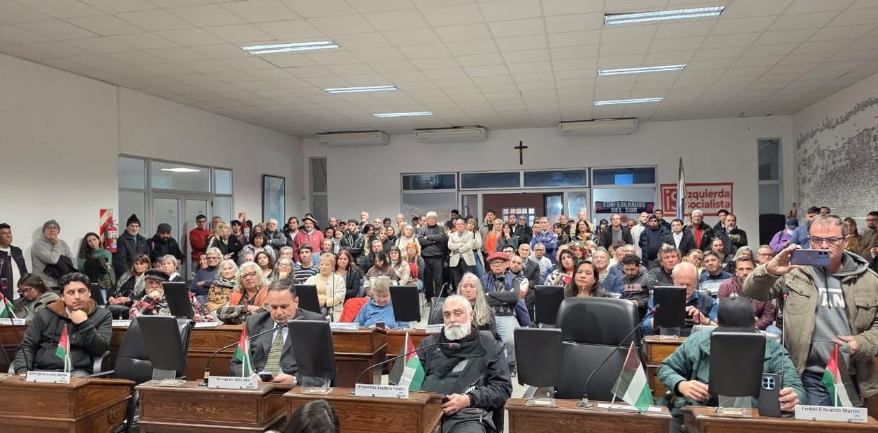 Las banderitas de Palestina en las bancas del concejo deliberante de Zárate las banderitas de palestina en las bancas del concejo deliberante de zarate