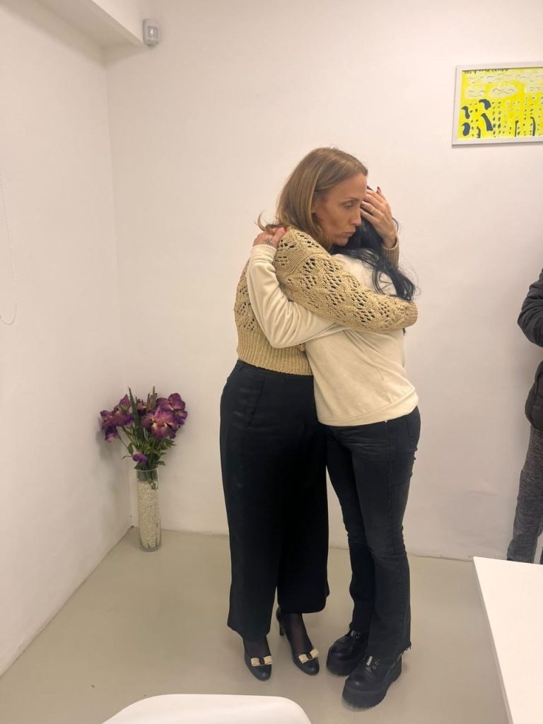 senadora arrieto junto a victima