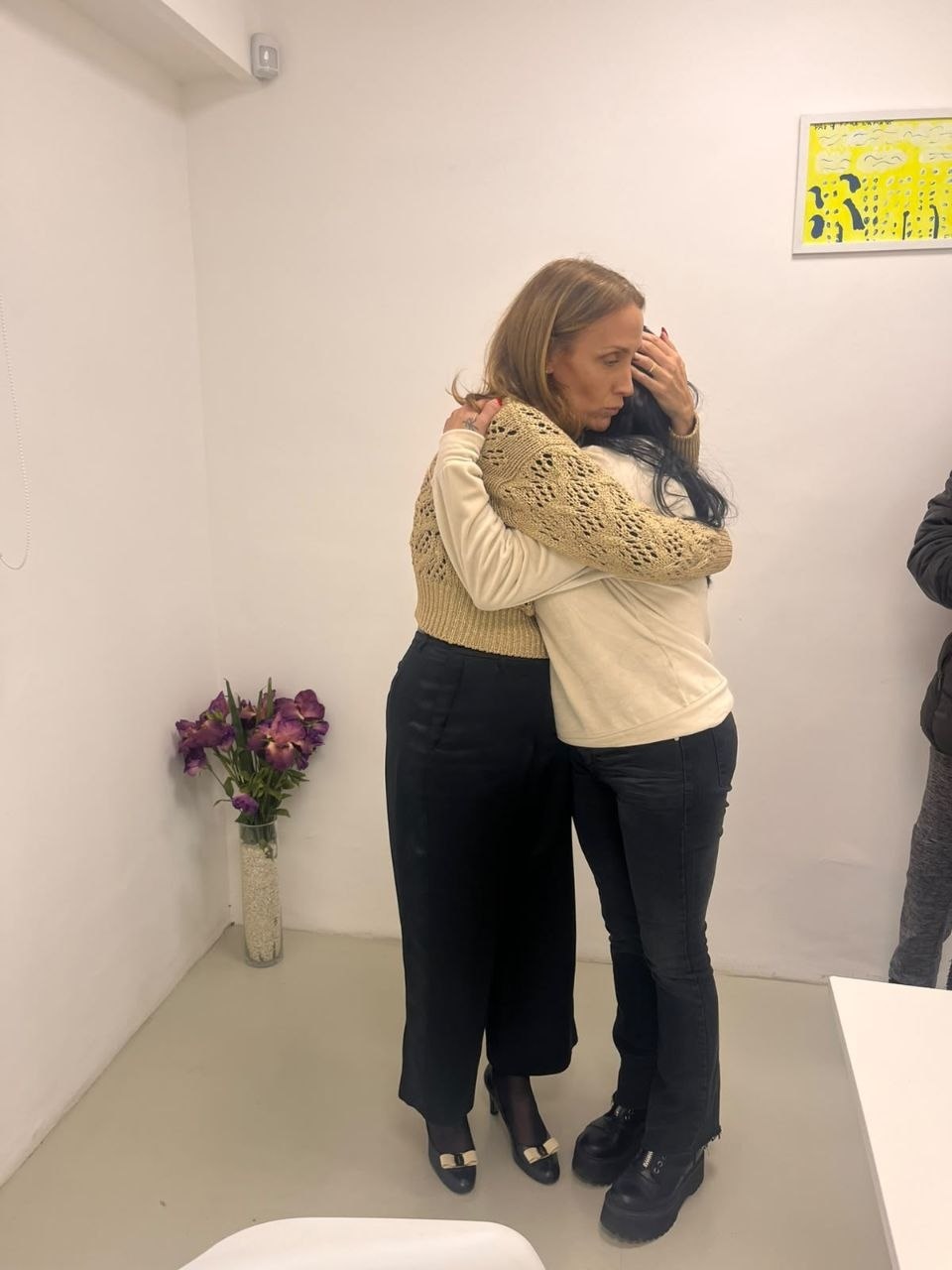 Florencia Arietto respaldó a una víctima de violencia de género que denunció a un dirigente de la UOCRA Varela 1 senadora arrieto junto a victima