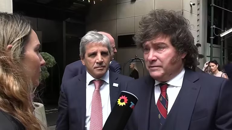 Milei aseguró que a la Argentina “le salen los dólares por las orejas” y defendió su gestión en EE. UU. 1 e3irkhggbbbtfaco5guym4e4mi