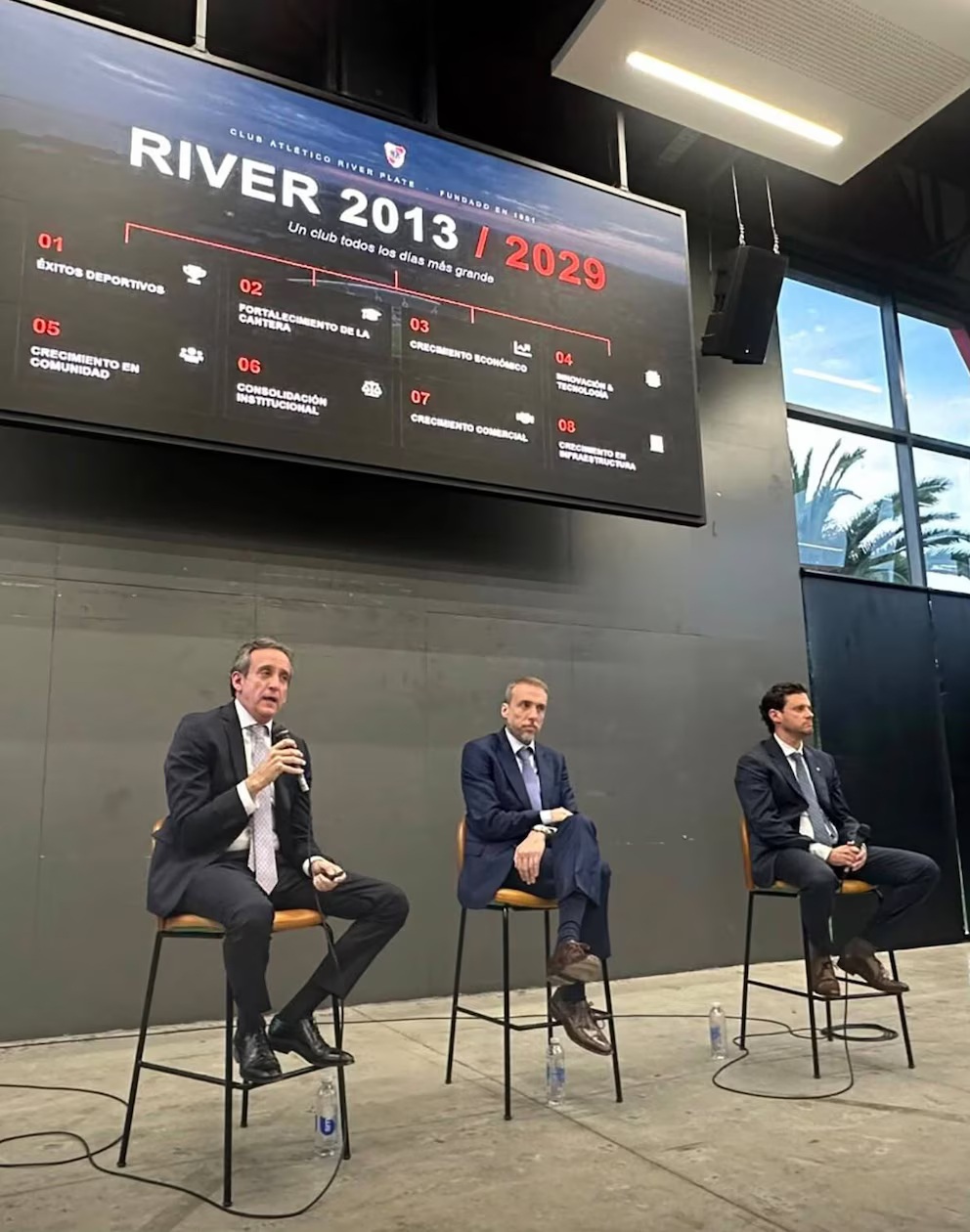 River presentó ante jueces y fiscales el proyecto para ampliar y techar el Monumental 1