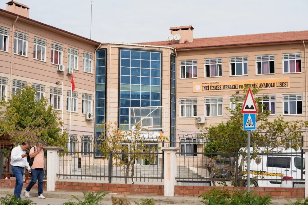 Un adolescente de 15 años atacó a balazos una escuela en Turquía: hay 11 heridos y detuvieron a su familia 1