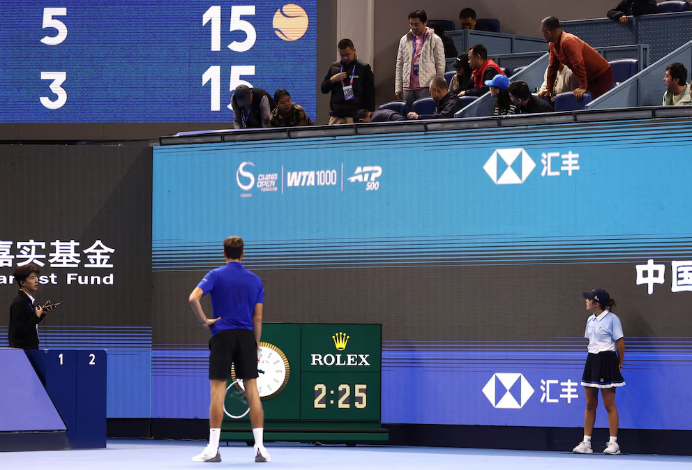 Insólito en Beijing: Medvedev fue descalificado de la semifinal tras golpear a un espectador con un pelotazo 1 3biuw6kekvd7tccjtjn26m7vim