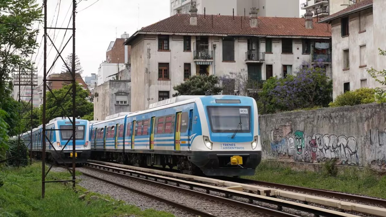Alerta pasajeros: el Tren Sarmiento suspende todos sus servicios por cuatro días durante el fin de semana largo 1 Los usuarios de la zona oeste del conurbano bonaerense deberán armarse de paciencia y buscar alternativas de transporte para los próximos días