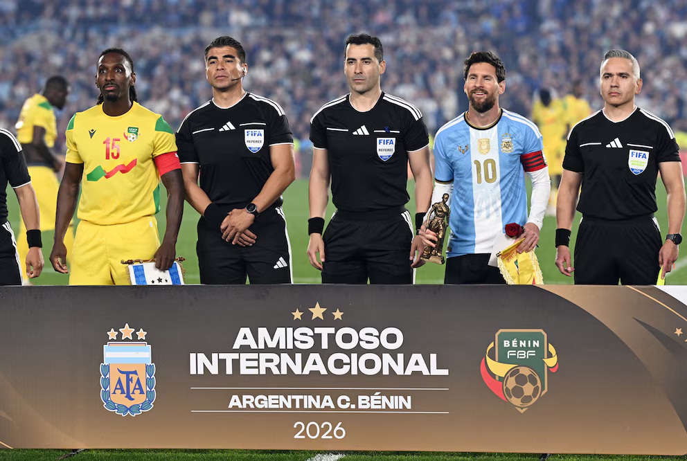 Las perlitas de la despedida de Lionel Messi: del insólito regalo del árbitro al desmayo en pleno show 8 abbovrsynzbklh73psiv6iee7e