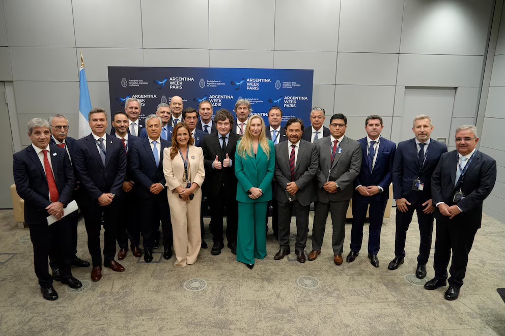 Milei se reunió con los gobernadores en París, les agradeció el respaldo y destacaron un clima de "camaradería" 1